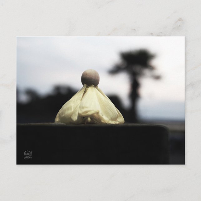 Cartão Postal Trots Houten poppetje op catwalk in geel jurkje. (Frente)