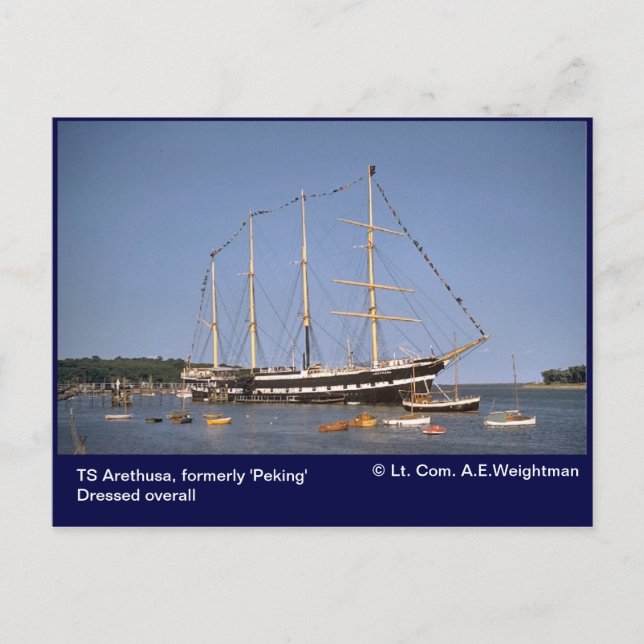 Cartão Postal TS Arethusa, anteriormente "Pequim" com bandeiras (Frente)