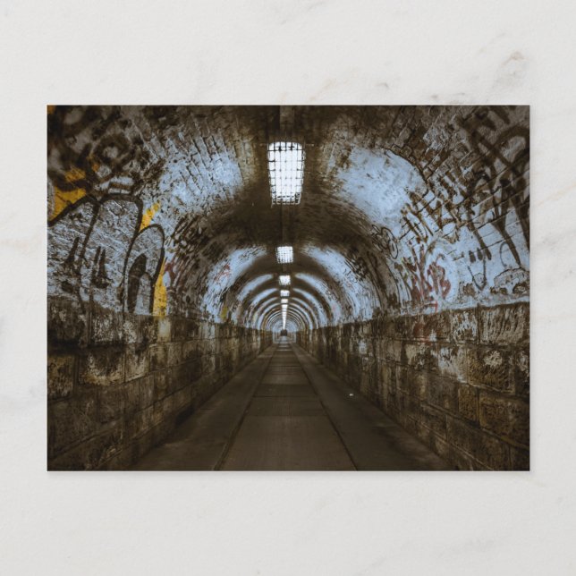 Cartão Postal Túnel subterrâneo escuro (Frente)