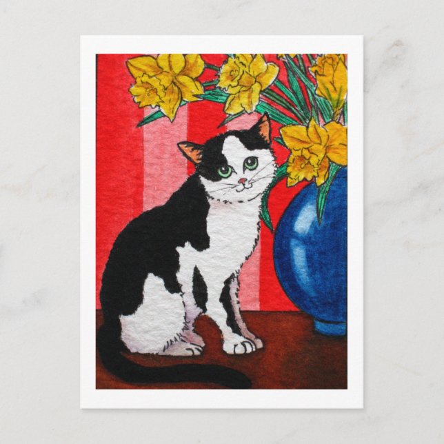 Cartão Postal Tuxedo cat com daffodils em um vaso azul (Frente)