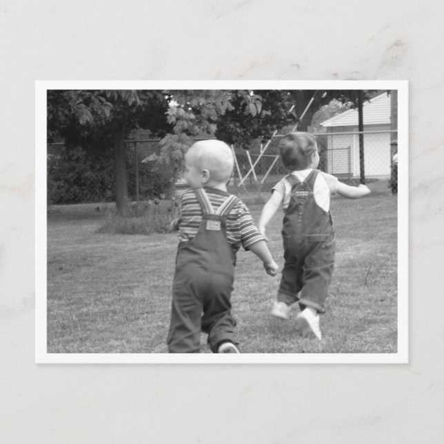 Cartão Postal Twin Toddlers em Play (Frente)