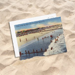 Cartão Postal Tybee Island Beach Savannah GA Histórico<br><div class="desc">Cartaz da Vintage,  ilustrado pelos Irmãos Tichnor nos anos 1930-40,  de um "View ao longo da linha da costa,  Savannah Beach,  GA",  mais tarde renomeado e atualmente Tybee Island,  Georgia. Esta visão retrata os velhos,  na maioria dos casos desaparecidos do cais,  com ondas azuis do oceano e areia ouro.</div>