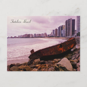 Cartão Postal Um barco naufragou na praia. Fortaleza, Brasil