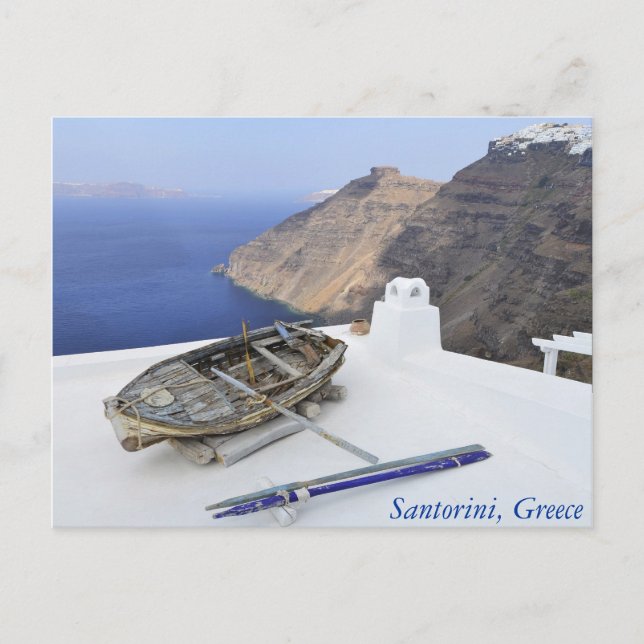 Cartão Postal Um barco velho no telhado de uma casa em Santorini (Frente)