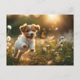 Cartão Postal Um cachorrinho bonito perseguindo uma borboleta