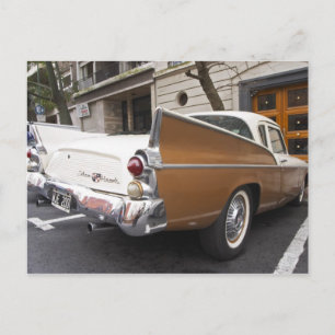Cartão Postal Um Carro Clássico de Silver Hawk Estacionado em um