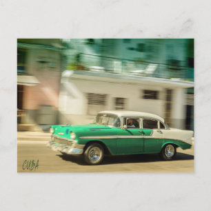 Cartão Postal Um carro clássico verde e branco em Havana, Cuba