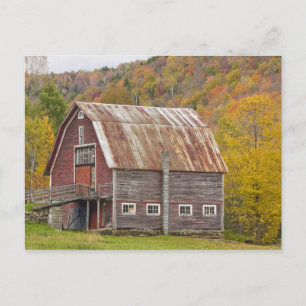 Cartão Postal Um celeiro nas Montanhas Verdes de Vermont. Hancoc