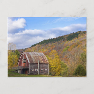 Cartão Postal Um celeiro nas Montanhas Verdes de Vermont. Hancoc