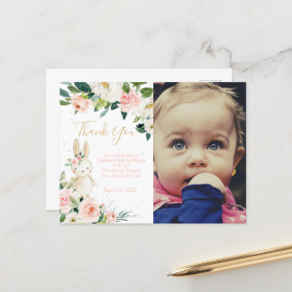 Cartão Postal Um coelhinho está virando uma foto de aniversário.