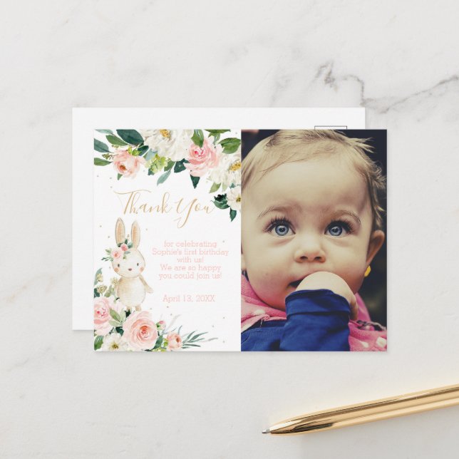 Cartão Postal Um coelhinho está virando uma foto de aniversário. (Frente/Verso In Situ)