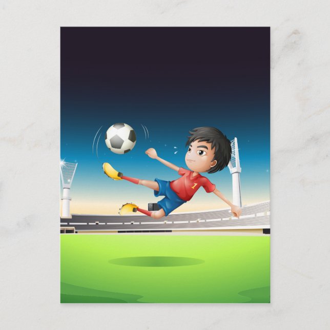 Cartão Postal Um menino de uniforme vermelho no campo de futebol (Frente)