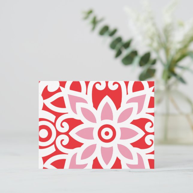 Cartão Postal um padrão vermelho e branco com uma flor (Em pé/Frente)