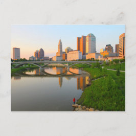 Cartão Postal Um pescador no rio Scioto com o Columbus,