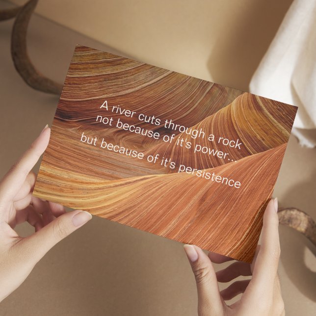 Cartão Postal Um rio atravessa uma rocha - citação inspiradora (Criador carregado)