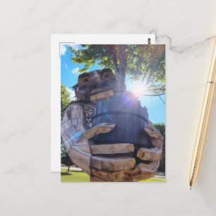 Cartão Postal Um Troll Gigante Segura uma Árvore