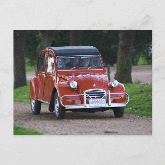 Cartão Postal Um velho carro Citroen 2CV vermelho com uma mulher (Frente)