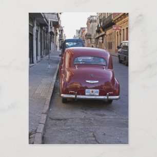 Cartão Postal Um velho carro Peugeot vermelho clássico estacion