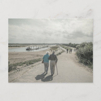 Cartão Postal Um velho casal andando na rua