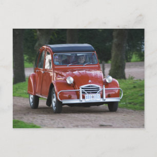 Cartão Postal Um velho Citroen 2CV vermelho com uma mulher sorri