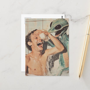 Cartão Postal Uma Alienígena de choque de banho aparece na banhe