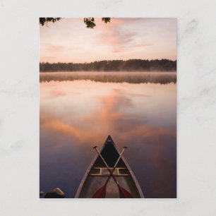 Cartão Postal Uma canoa repousa na margem do lago Pawtuckaway