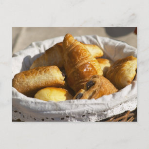 Cartão Postal Uma cesta de vime para o café da manhã com croissa