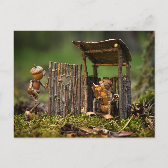 Cartão Postal Uma fila para o banheiro no acampamento (Frente)