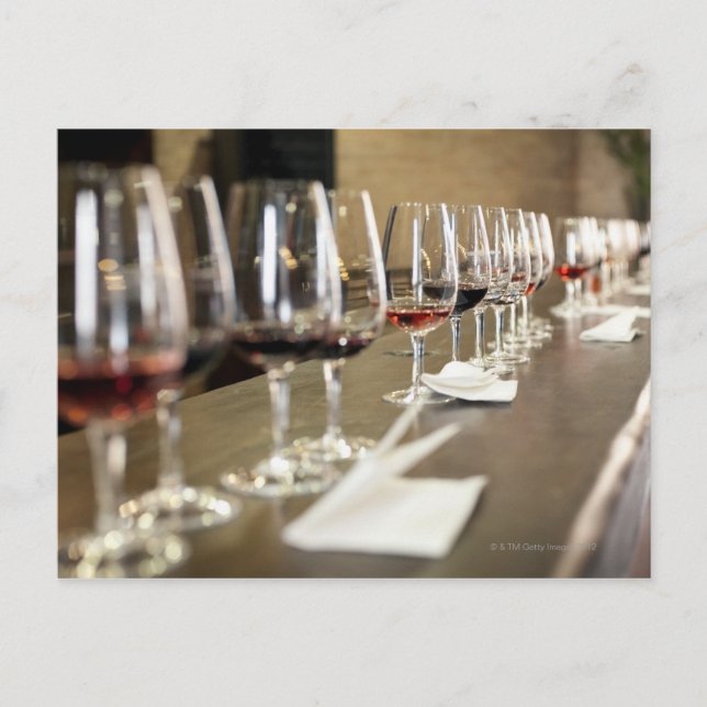 Cartão Postal Uma fileira longa de vidros de vinho setup assim (Frente)