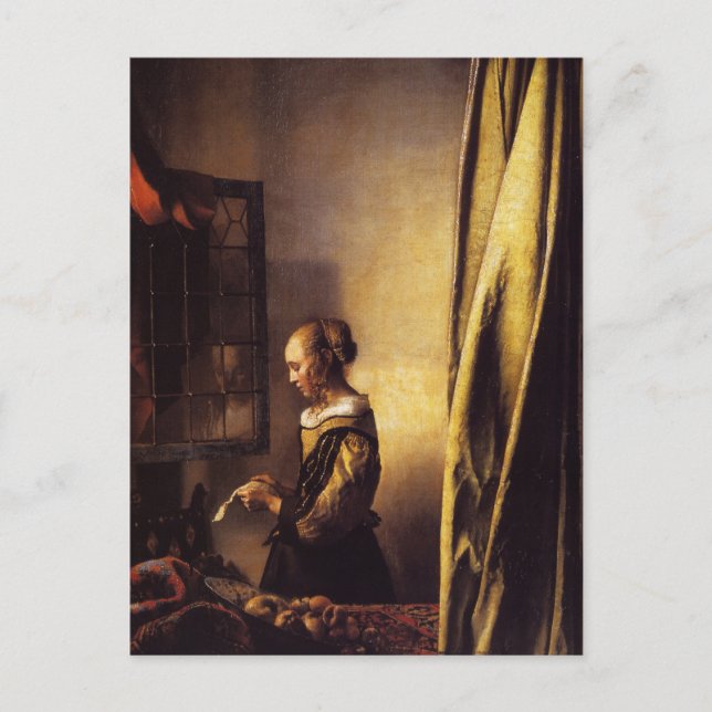 Cartão Postal Uma garota lendo uma carta em uma janela aberta (Frente)