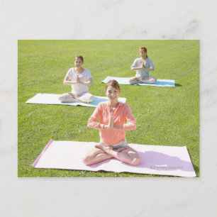 Cartão Postal Uma jovem que faz yoga