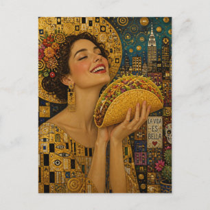Cartão Postal Uma Mulher Alegre Com um Taco