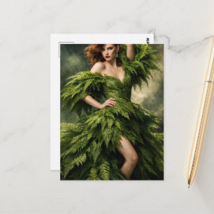 Cartão Postal Uma mulher bonita em um vestido de folha de samamb