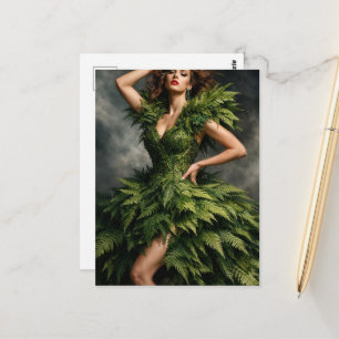 Cartão Postal Uma mulher bonita em um vestido de samambaia