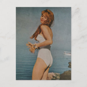 Cartão Postal Uma mulher bonita na praia em 1957