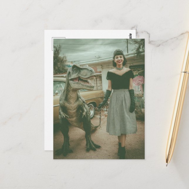 Cartão Postal Uma mulher caminha com o T-Rex de estimação (Frente/Verso In Situ)