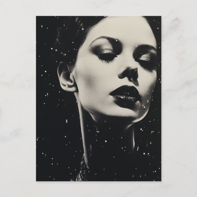 Cartão Postal Uma mulher celestial única em preto e branco (Frente)
