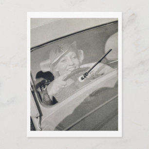 Cartão Postal Uma mulher dirigindo, c.1930s (fotogravura)