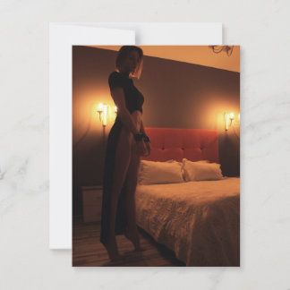 Cartão Postal Uma mulher em um manto preto em uma sala escura