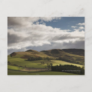 Cartão Postal Uma Paisagem Com Colinas Rolantes E Nuvens Sobreme