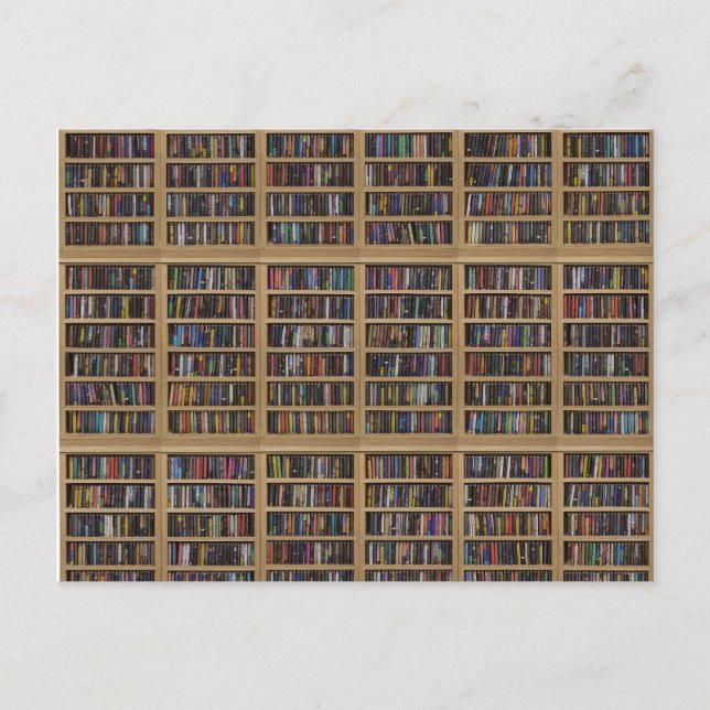 Cartão Postal Uma parede de cheio de livros (Frente)
