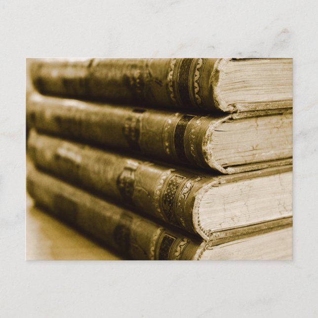 Cartão Postal Uma Pilha de Livros Antigos (Frente)