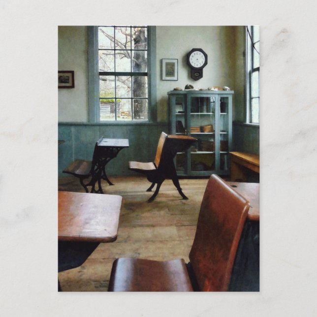 Cartão Postal Uma Sala De Estância Com Relógio (Frente)