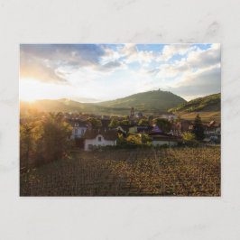 Cartão Postal Uma vila de vinhos franceses à luz da tarde