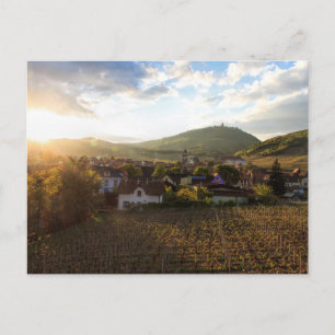 Cartão Postal Uma vila de vinhos franceses à luz da tarde