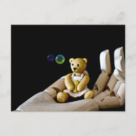 Cartão Postal Urso de Teddy na Mão Observando Bolhas