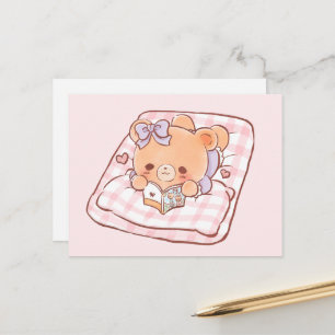 Cartão Postal Urso Menino Bonito lendo Shojo Manga na cama Cozy