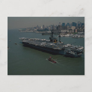 Cartão Postal USS John F. Kennedy", entrando no rio Hudson em No