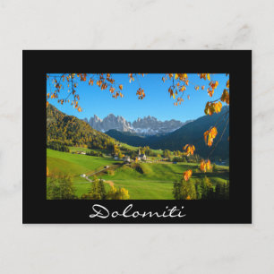 Cartão Postal Vale de Val di Funes com folhas de outono de cart