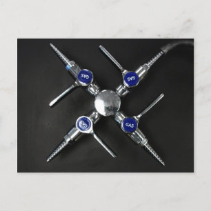 Cartão Postal Válvulas de gás de laboratório no banco de labo